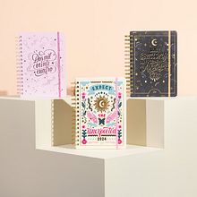 Portadas de Agendas 2024 para Mundo FW. Projekt z dziedziny Ilustracja c, frowa, T, pografia, Liternictwo c i frowe użytkownika Nadia Glowacki - 25.03.2024