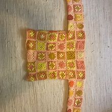 My project for course: Granny Square Crochet: Make Your Own Sweater. Fashion Design, Fiber Arts, DIY, Crochet, and Textile Design project by sabine.dragonfly - 03.26.2024