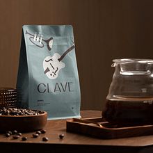 Clave Cafés Especiais. Un progetto di Graphic design, Br, ing, Br, identit e Direzione artistica di Neto Lucena - 26.03.2024