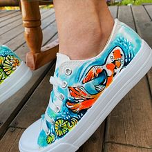 Pintura textil sobre zapatos . Un proyecto de  de Tatiana Guzman Gonzalez - 05.02.2024