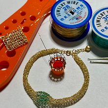 Meu projeto do curso: Bijuteria em crochê com arame. Arts, Crafts, Fashion Design, Fiber Arts, DIY, Crochet, and Textile Design project by Marianela Freites Nela - 03.29.2024