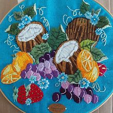 Meu projeto do curso: Design de moda: pintura e bordado em roupas. Painting, Fashion Design, Embroider, DIY, Upc, cling, and Textile Design project by lilia_4 - 03.30.2024