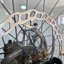 Mantenimiento Specialized Epic HT Carbon. Un projet de Marketing, Instagram, Réseaux sociaux, Vidéo, Photographie, Photographie smartphone , et Photographie numérique de mgonzalez_29 - 29.03.2024