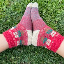 Il mio progetto del corso: Introduzione alla lavorazione di calzini a maglia a più colori . % Valentina Lozza tarafından hazırlanan Aksesuar Tasarımı, Moda Tasarımı, El, af Sanatları, Örgü örmek, Ve Tekstil Tasarımı projesi - 04.02.2024