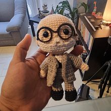 Mi proyecto del curso: Amigurumis: personas tejidas a crochet; Sigmund Freud. Un progetto di Artigianato, Design di giocattoli, Fiber Art, Uncinetto, Amigurumi e Textile Design di Macarena Aguilar García - 08.02.2024