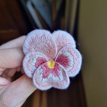 Flor em Stumpwork. Un proyecto de Bordado, Diseño de moda, Artesanía y Diseño de vestuario de Mariane - 04.04.2024