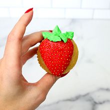 Strawberry Cupcake. Een project van  Creativiteit van Lindsey Katon - 05.04.2024