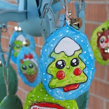 Enfeites de Natal para uma Feirinha de Caridade / Meu projeto do curso: Papel machê para iniciantes: escultura de personagem colorido. Traditional illustration, Character Design, To, Design, Art To, s, and Creating with Kids project by Andrea Tostes - 04.09.2024