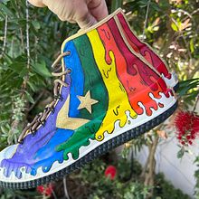 Proud sneakers . Un proyecto de Diseño de complementos, Diseño de moda, Pintura acrílica, DIY, Upc y cling de Felipe Ocaña - 10.04.2024