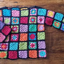 My project for course: Granny Square Crochet: Make Your Own Sweater. Un progetto di Fashion design, Fiber Art, DIY, Uncinetto e Textile Design di Estela Strassberg - 11.04.2024