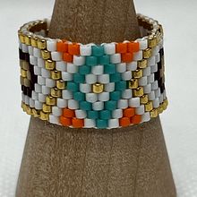 Mi proyecto del curso: Diseño de accesorios con cuentas: teje patrones elegantes. Un progetto di Design di accessori, Artigianato, Design di gioielli e Fiber Art di Mariela Paola Vadalá - 16.04.2024