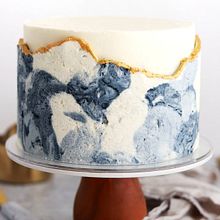 Marbled Buttercream Cake. Design, Food Photograph, Food St, and ling project by Whitney DePaoli (Sugar & Sparrow) - 04.17.2024