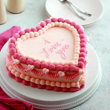 Vintage Heart Cake. Een project van Culinaire fotografie, Food St y ling van Whitney DePaoli (Sugar & Sparrow) - 17.04.2024