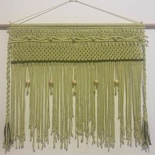 Mi primer telar! Curso nudos básicos y complejos . Un projet de Création d'accessoires, Décoration, Art textile, Macramé , et Design textile de Raquel Arias - 15.04.2024