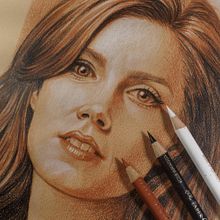 Amy Adams - Tricromía con técnica  de "Tres tizas" sobre papel de color.. Un proyecto de Dibujo a lápiz, Dibujo de Retrato, Dibujo, Dibujo realista, Dibujo artístico, Dibujo con lápices de colores y Bellas Artes de Néstor Canavarro - 18.04.2024