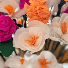 Técnicas para la creación de flores de papel. Un proyecto de Papercraft, Decoración de interiores y DIY de Natalia Mongrut - 22.05.2024