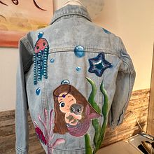 Mi proyecto del curso: Diseño de moda: pintura y bordado sobre prendas. Painting, Fashion Design, Embroider, DIY, Upc, cling, and Textile Design project by chuquisanadafnne - 04.30.2024