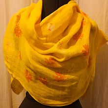 Tingimento com cúrcuma. Arts, Crafts, Fashion Design, DIY, Textile D, eing, and Textile Design project by Giovana Petrocele - 05.02.2024