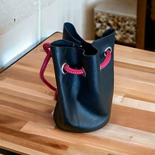 My project for course: Introduction to Leather Bag Design. Un projet de Création d'accessoires, Artisanat, St, lisme, Couture , et DIY de Vanbesien Marijke - 06.05.2024