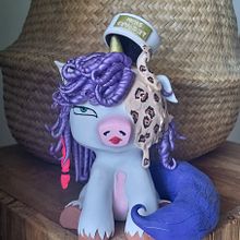 Deseo de estar en la piel de otro. Un progetto di Character design, Scultura, Design di giocattoli e Art to di Adriana Mateo Marin - 11.05.2024