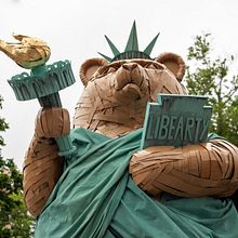 Statue of Li-BEAR-ty: Cardboard Sculptures for Beginners. Projekt z dziedziny Projektowanie postaci, Craft,  Sztuki piękne i Rzeźba użytkownika danielle - 02.05.2024