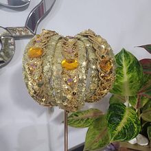 Mi proyecto del curso: Bordado con pedrería: crea accesorios para el pelo. Accessor, Design, Arts, Crafts, Jewelr, Design, Fashion Design, Embroider, DIY, and Textile Design project by ldanzab - 05.14.2024