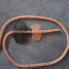 Copper and dark chocolade. My project for course: Crochet wire jewelry. Un proyecto de Artesanía, Diseño de moda, Tejido, DIY, Crochet y Diseño textil de Anna Tomczyk- Churska - 23.05.2024
