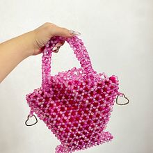 Mi proyecto del curso: Diseño y elaboración de bolsos con cuentas. Design, Accessor, Design, Arts, Crafts, Fashion Design, and Fiber Arts project by Sofia Serrano - 05.26.2024