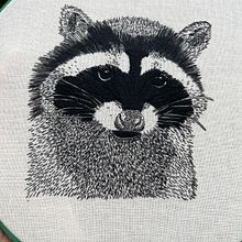 Mi proyecto del curso: Dibujo con hilo - Mapache. Projekt z dziedziny Trad, c, jna ilustracja,  R, sunek,  Haft, R, sunek realist, czn,  Tkactwo, Wzornictwo tekst i liów użytkownika vanessa.ardila.m - 16.05.2024