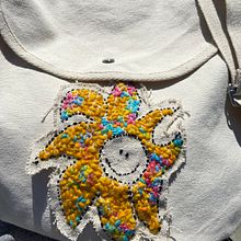Mon projet du cours : petit sac soleil  . Een project van Ontwerp van accessoires, Sieradenontwerp,  Modeontwerp, Borduurwerk y Textielontwerp van aldalou - 01.06.2024