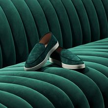 Giorgio Armani - Divo. Un progetto di Creatività, 3D, Animazione 3D, Modellazione 3D, Progettazione 3D, Animazione, Direzione artistica, Interior design, Architettura d'interni e Motion graphics di Bark&Bite - 04.06.2024