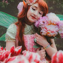 La fée et le bourdon. Photograph, Portrait Photograph, Outdoor Photograph, Instagram Photograph, and Photo Retouching project by Adeline Beckers - 04.20.2024