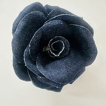 Mi proyecto del curso: Flores textiles: crea accesorios 3D con denim. Un proyecto de Diseño floral, vegetal y Diseño textil de Alejandra Ceballos - 12.06.2024
