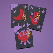 Présentoirs pour des colliers en forme de carte de tarot (cliquez pour voir l'image). Design, Collage, and Photograph project by Laure Lampson - 01.17.2024