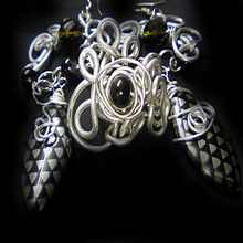 Parure di orecchini e Anello in Alluminio . Un progetto di Artigianato di Susanna Grandicelli - 18.06.2024
