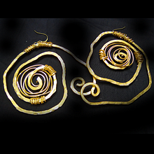  Golden Aluminum Earrings with Decoration. Un progetto di Artigianato di Susanna Grandicelli - 18.06.2024