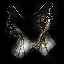 Aluminum earrings with calla lily motif. Un progetto di Artigianato di Susanna Grandicelli - 19.06.2024