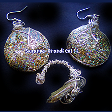 Parure di orecchini e anello in Resina/   Set of earrings and ring in resin. Un progetto di Artigianato di Susanna Grandicelli - 19.06.2024