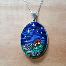 Dije con bordado miniatura. Mi proyecto final del curso de Silvia Peligro. Un proyecto de Bordado y Diseño textil de Hector Resendiz - 22.06.2024
