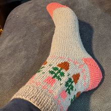 My project for course: Introduction to Colorwork Sock Knitting. Accessor, Design, Fashion Design, Fiber Arts, Knitting, and Textile Design project by jodyjohnstone - 06.25.2024