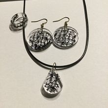 Mijn project van de cursus: Harssieraden ontwerpen. Un progetto di Design di accessori, Artigianato, Design di gioielli e DIY di Esmeralda Bauwens - 25.06.2024