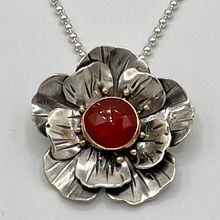 Sterling and 14k gold silver flower pendant. Een project van Sieradenontwerp van Robin - 10.01.2023