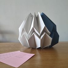 Luminária Lotus. Un proyecto de Artesanía, Diseño, creación de muebles					, Diseño de iluminación, Papercraft, Decoración de interiores y DIY de Camila Manosso - 30.06.2024
