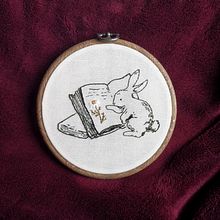 Reading Rabbit. Un proyecto de Artesanía, Ilustración tradicional, Tejido y Bordado de grimbardthewise - 06.07.2024