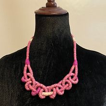 Mi proyecto del curso: Iniciación a la bisutería con cordón: fabrica tus propios collares. Arts, Crafts, Jewelr, Design, Macramé, and Textile Design project by Isa Siliceo - 07.06.2024