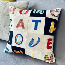 Mi proyecto del curso: Letras bordadas: el hilo como herramienta gráfica. Een project van Borduurwerk y Textielontwerp van Cata Losada - 08.07.2024