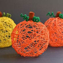 Yarn Pumpkins Using Balloons. Projekt z dziedziny Craft, Kreat, wne zabaw i z dziećmi użytkownika Debbie Chapman - 12.07.2024