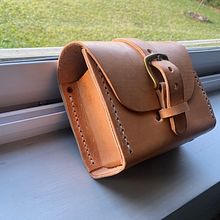 Mi proyecto del curso: Creación de bolsos de cuero artesanales para principiantes. Design, Accessor, Design, Arts, Crafts, and Sewing project by Esteban Heredia - 07.14.2024