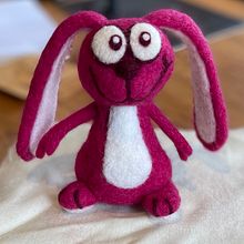 My project for course: Art Toy Creation: Needle Felting Technique. Projekt z dziedziny Projektowanie postaci, Craft, Projektowanie zabawek,  Tkactwo, Filcowanie igłą, Wzornictwo tekst i liów użytkownika Lucy Turmaine - 15.07.2024