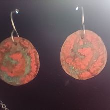 Meu projeto do curso: Joalheria em metal pintada à mão com pátinas e pigmentos. Accessor, Design, Arts, Crafts, Jewelr, Design, Fashion Design, DIY, and Decorative Painting project by andreasartoratojacob - 07.11.2024